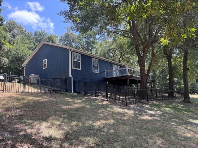 445 Loop Drive, Livingston, TX 77351