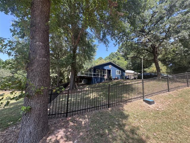 445 Loop Drive, Livingston, TX 77351