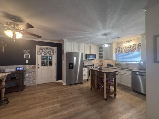 445 Loop Drive, Livingston, TX 77351