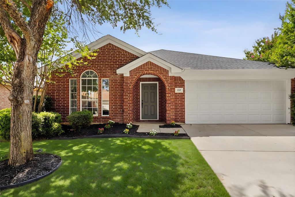 137 Flyaway Lane, Fort Worth, TX 76120