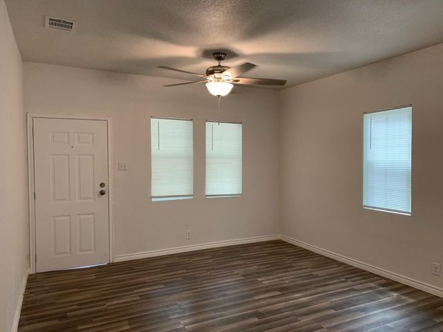 507 S Scullin Avenue, Denison, TX 75020