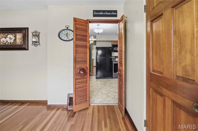 4052 Green Park Rd, Mehlville, MO 63123