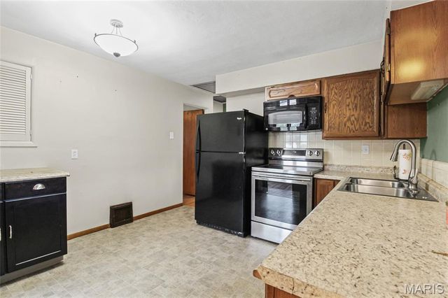 4052 Green Park Rd, Mehlville, MO 63123