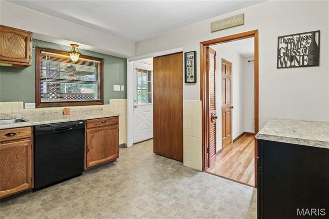 4052 Green Park Rd, Mehlville, MO 63123