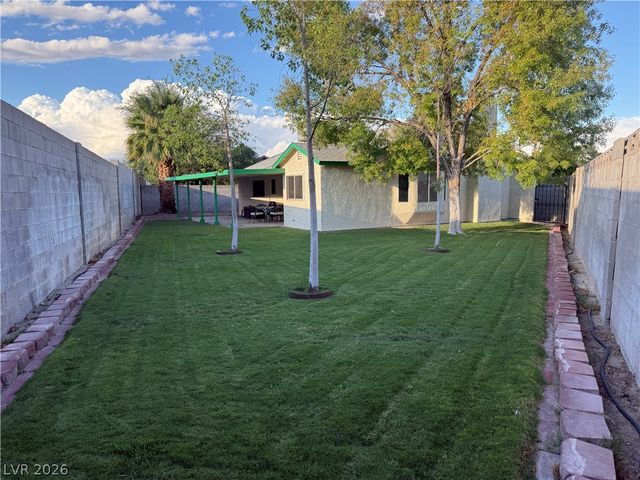 5829 Halfmoon Way, Las Vegas, NV 89108