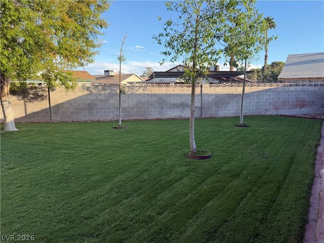 5829 Halfmoon Way, Las Vegas, NV 89108