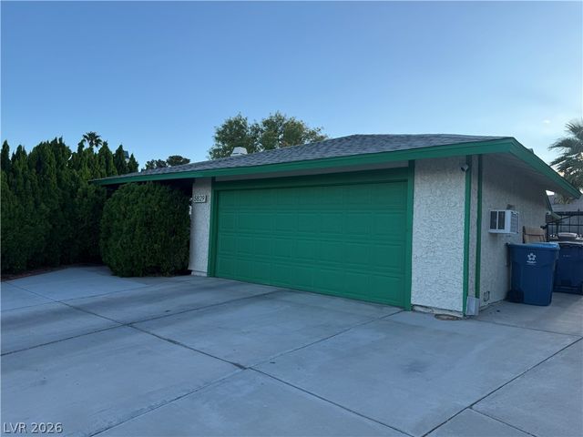 5829 Halfmoon Way, Las Vegas, NV 89108