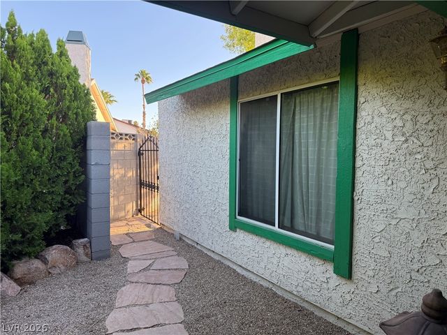 5829 Halfmoon Way, Las Vegas, NV 89108