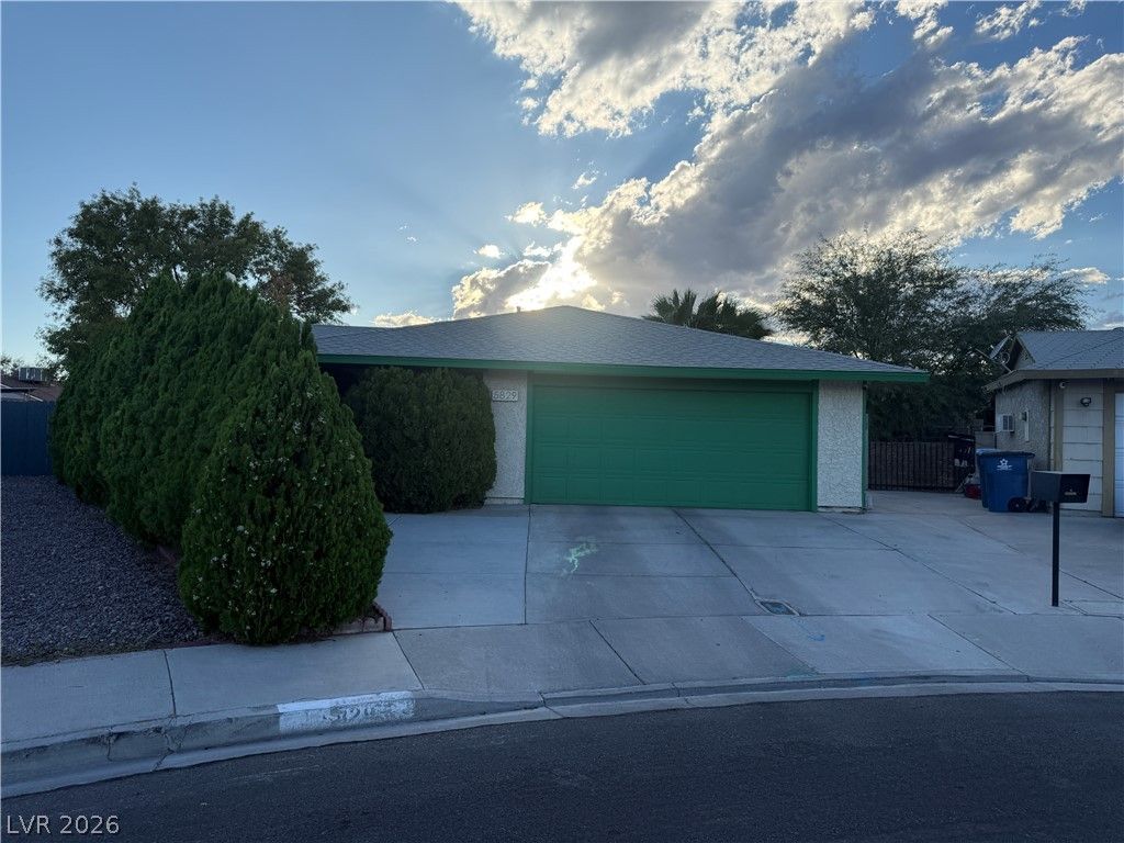 5829 Halfmoon Way, Las Vegas, NV 89108