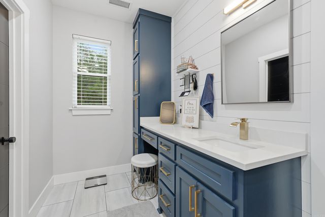 1708 E Holloway St, Morrilton, AR 72110