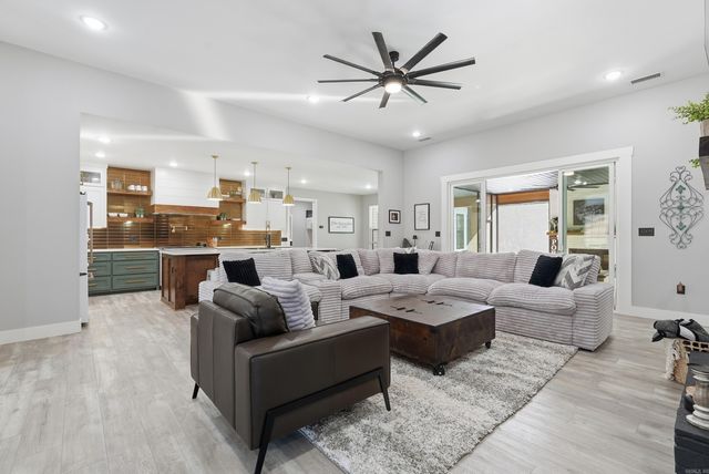 1708 E Holloway St, Morrilton, AR 72110