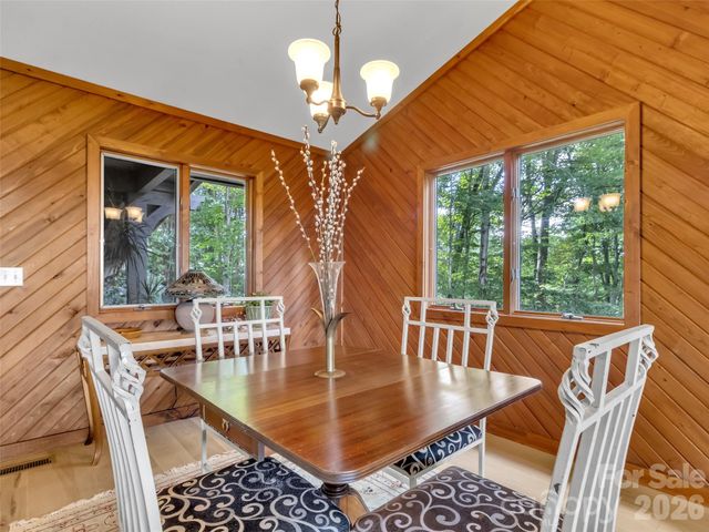 70 Calhoun Ridge Road, Waynesville, NC 28786
