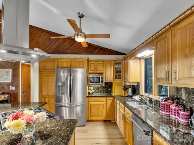 70 Calhoun Ridge Road, Waynesville, NC 28786