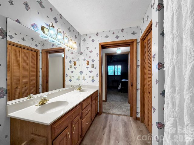70 Calhoun Ridge Road, Waynesville, NC 28786
