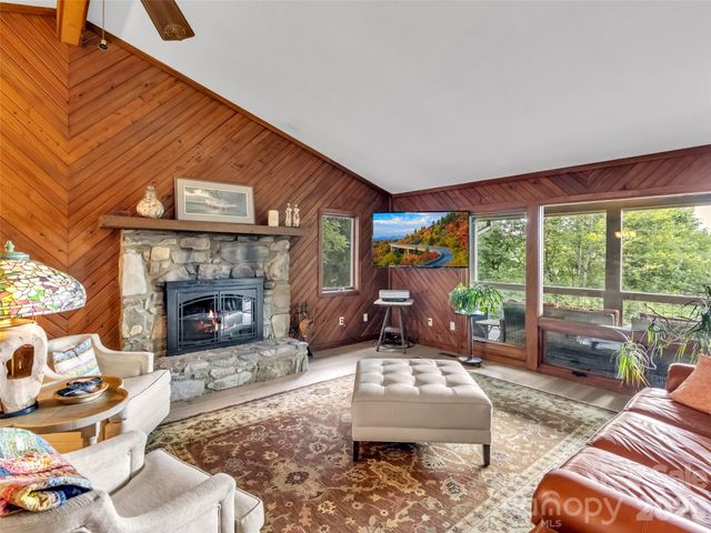 70 Calhoun Ridge Road, Waynesville, NC 28786
