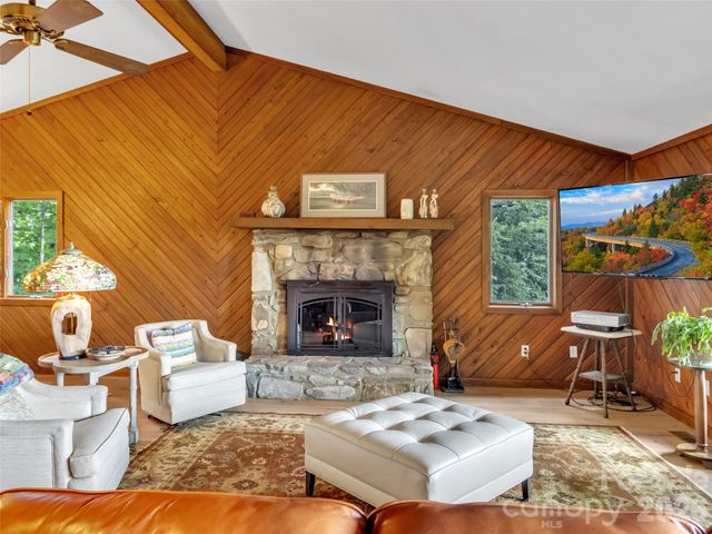 70 Calhoun Ridge Road, Waynesville, NC 28786