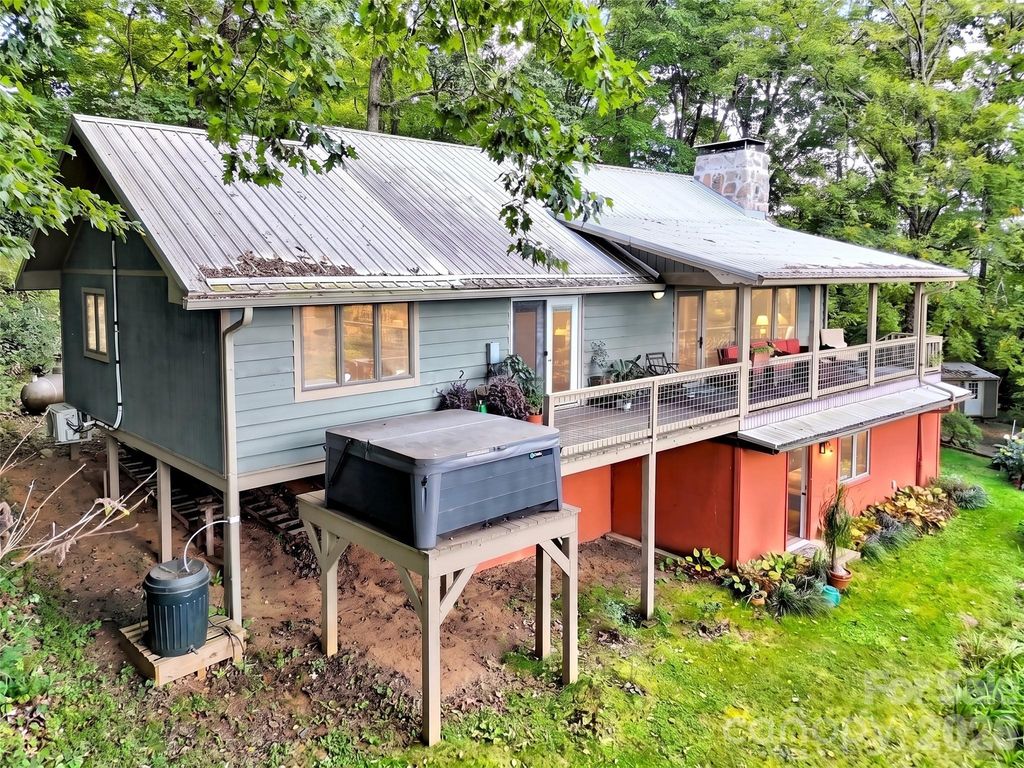 70 Calhoun Ridge Road, Waynesville, NC 28786