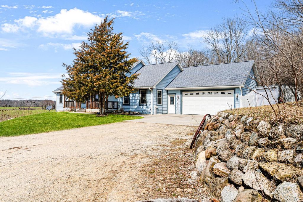 4008 Ridge ROAD, Kewaskum, WI 53040