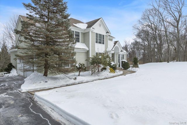 86 Louise Court, Riverhead, NY 11901