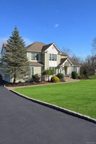 86 Louise Court, Riverhead, NY 11901