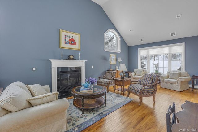 86 Louise Court, Riverhead, NY 11901