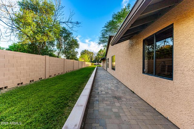 2115 W SHAWNEE Drive, Chandler, AZ 85224