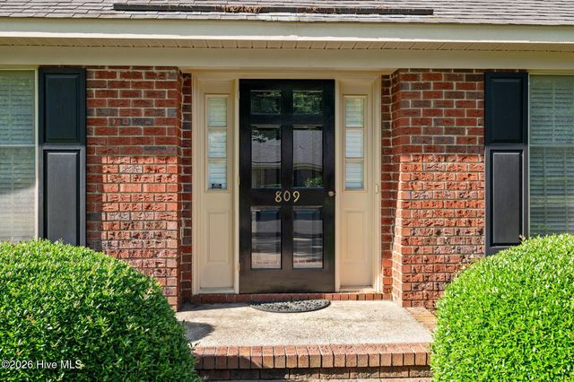 809 Greenbriar Road, Kinston, NC 28501