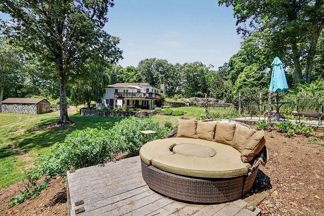 10 Apple Tree Lane, Pound Ridge, NY 10576
