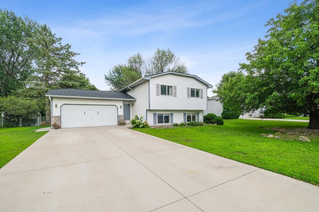 2830 9th Lane, Anoka, MN 55303