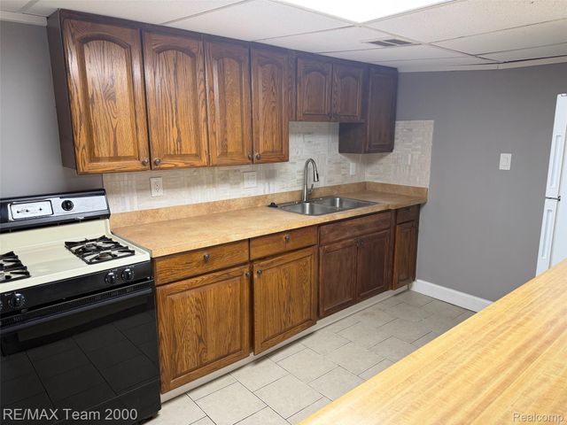 6491 N Silvery Lane, Dearborn Heights, MI 48127