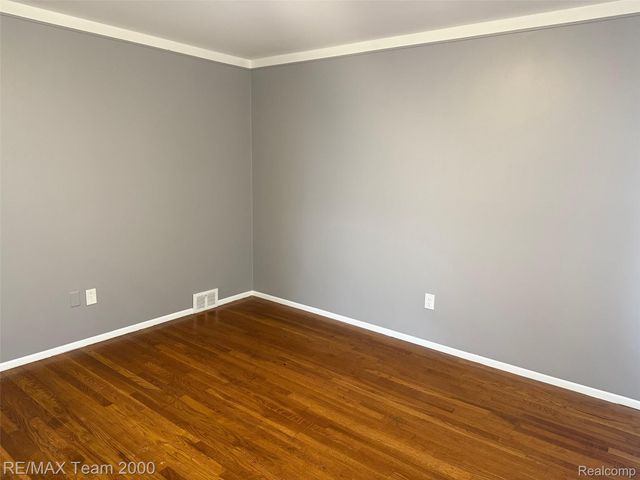 6491 N Silvery Lane, Dearborn Heights, MI 48127