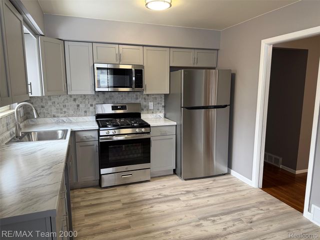 6491 N Silvery Lane, Dearborn Heights, MI 48127