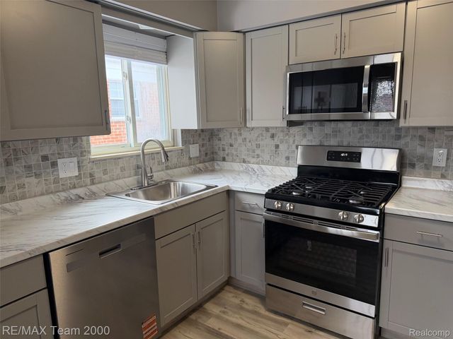 6491 N Silvery Lane, Dearborn Heights, MI 48127