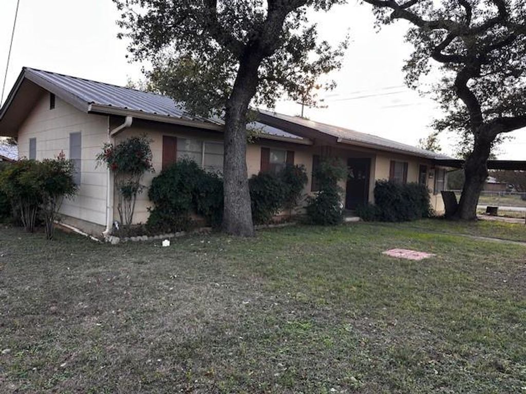 605 W Ash Dr DR, Johnson City, TX 78636