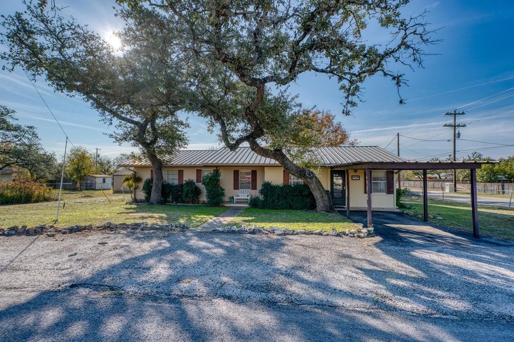 605 W Ash Dr DR, Johnson City, TX 78636