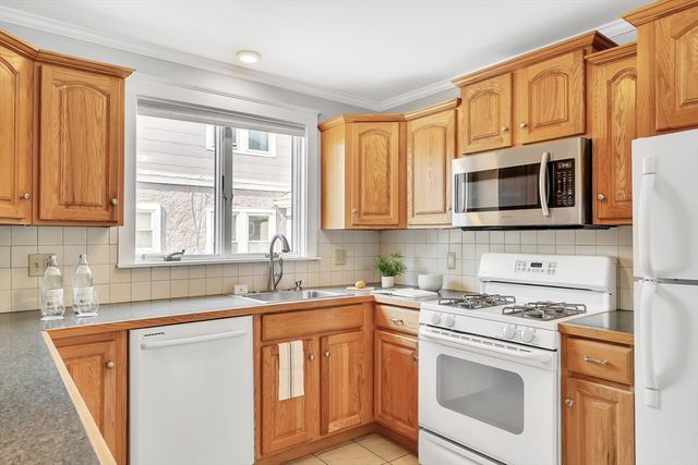 88 Warwick Rd 1, Newton, MA 02465