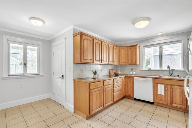 88 Warwick Rd 1, Newton, MA 02465