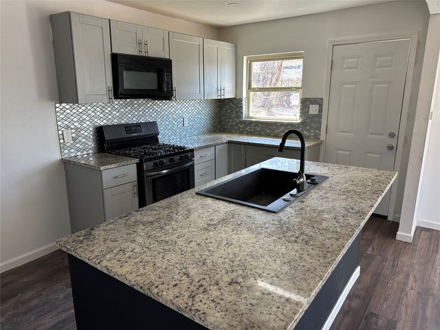 917 NW 8th Street, Grand Prairie, TX 75050