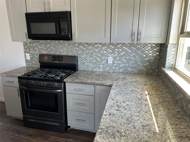 917 NW 8th Street, Grand Prairie, TX 75050