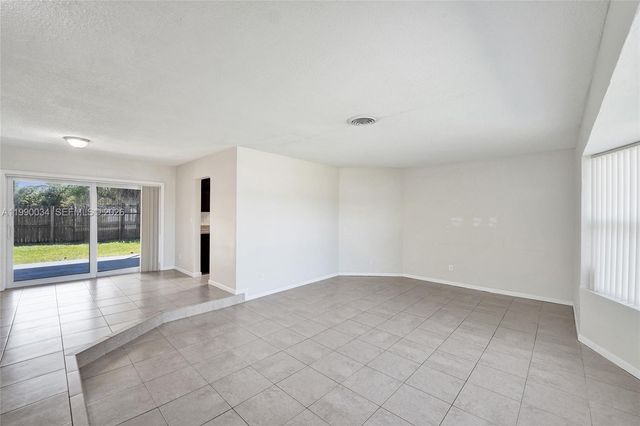 4460 NW 43rd St, Lauderdale Lakes, FL 33319