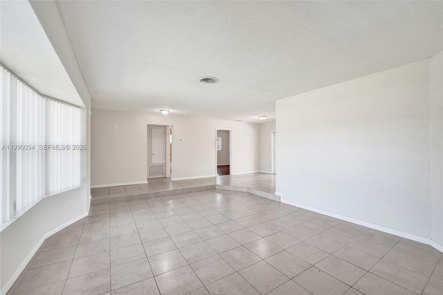 4460 NW 43rd St, Lauderdale Lakes, FL 33319