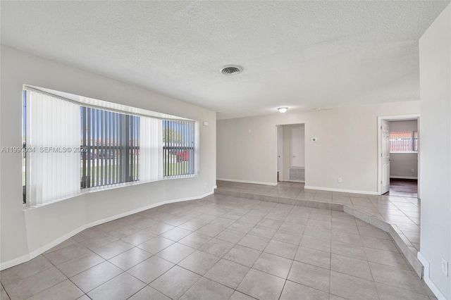 4460 NW 43rd St, Lauderdale Lakes, FL 33319