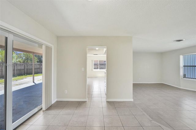 4460 NW 43rd St, Lauderdale Lakes, FL 33319