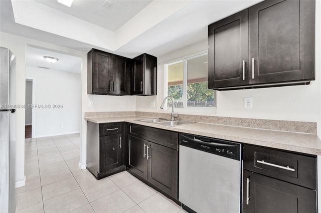 4460 NW 43rd St, Lauderdale Lakes, FL 33319