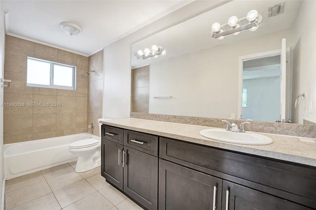 4460 NW 43rd St, Lauderdale Lakes, FL 33319