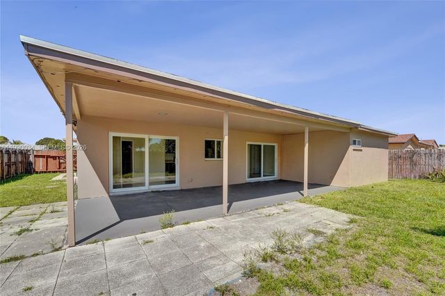 4460 NW 43rd St, Lauderdale Lakes, FL 33319