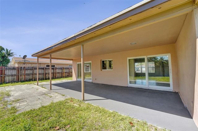 4460 NW 43rd St, Lauderdale Lakes, FL 33319