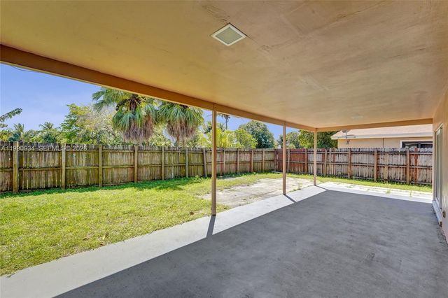 4460 NW 43rd St, Lauderdale Lakes, FL 33319