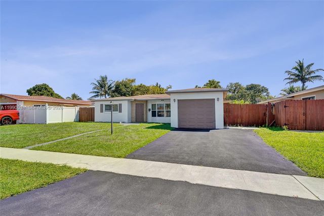 4460 NW 43rd St, Lauderdale Lakes, FL 33319