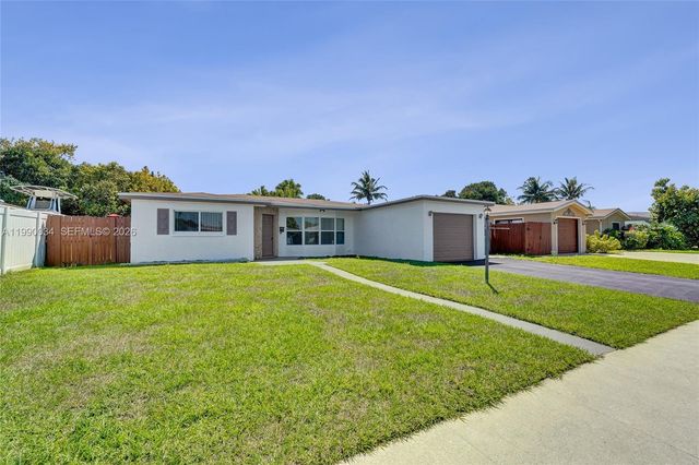 4460 NW 43rd St, Lauderdale Lakes, FL 33319